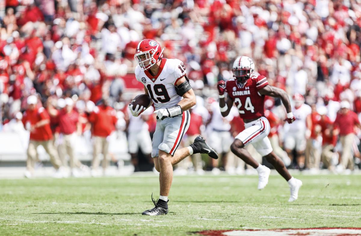 Georgia tight end Brock Bowers (19) during a game against South Carolina at Williams-Brice Stadium in Columbia, S.C. (Photo by Tony Walsh)